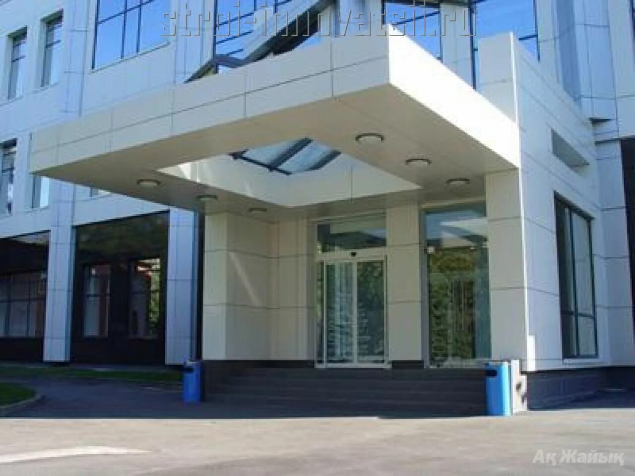 Общественное здание крыльцо. Входная группа школы. входная группа в офисное здание. входная группа в учебное заведение. козырьки общественных зданий.