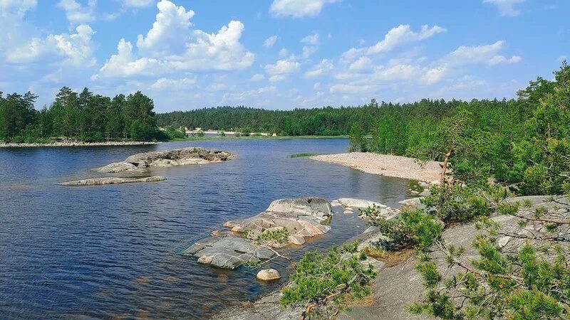 Озеро звоны. Каменистый берег реки. Озеро шум Курган. Озеро Пеньер. Белый каменнистый берег у реки.