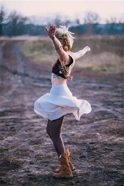 Танцевала на дороге. Девушка танцует на дороге. Танцуют на дороге. Танцевала на дороге. Девушка танцует на дороге.