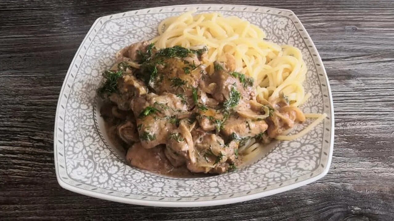 Куриная печень в сметане с макаронами. Лапша с печенью куриной. Печень тушеная в сметане с рисом и огурцом. Печень в сметане с коричневой вермишелью.