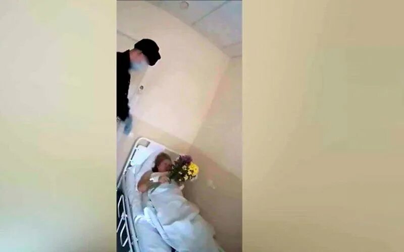 Бывшую девушку ударил. Омоновец извинился перед женщиной. полицейский пнул женщину в живот. омоновец ударил женщину в живот.