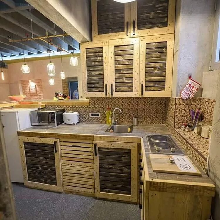 Кухня из поддонов. Мебель для кухни из поддонов. Кухонный гарнитур из поддонов. Кухонные фасады из поддонов.