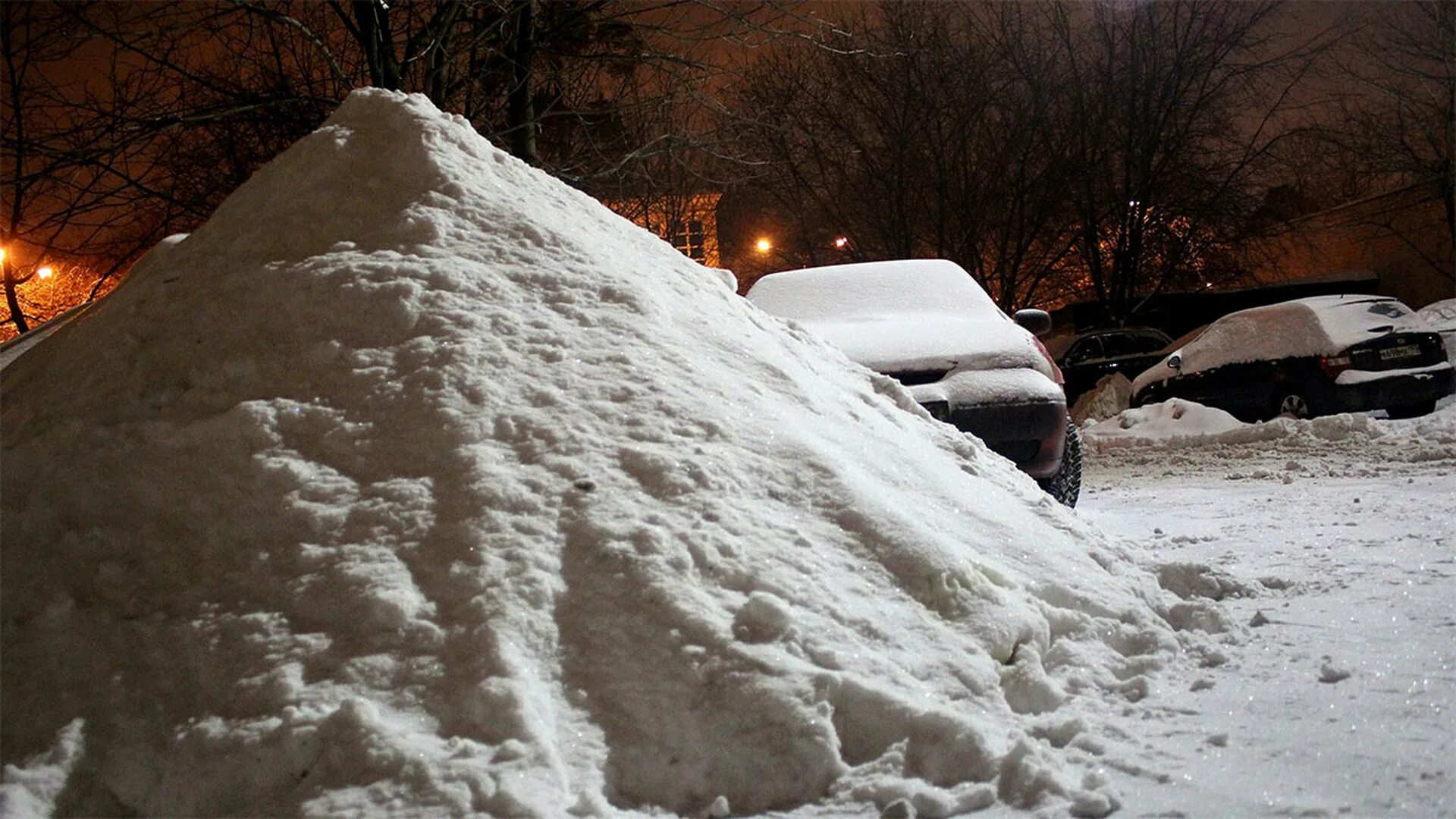 Много снега. Сугробы на улице. Куча снега во дворе. Кучка снега. Температура в снежном сугробе