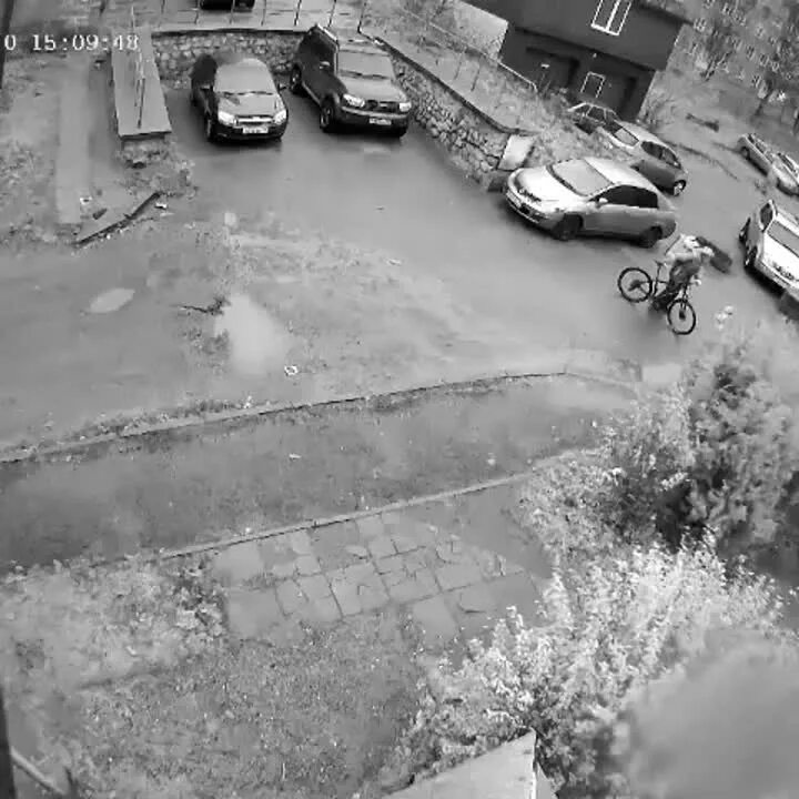 В кирове сбежал ребенок. Сбежал из детсада. Ребенок сбежал из детского сада. Сбежал из детсада. Спасла ребенка ушедшего из детского сада в тюмени.