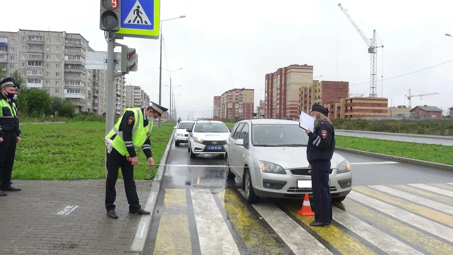 Регулируемый пешеходный переход на перекрестке. Пешеходное движение в городах авария.