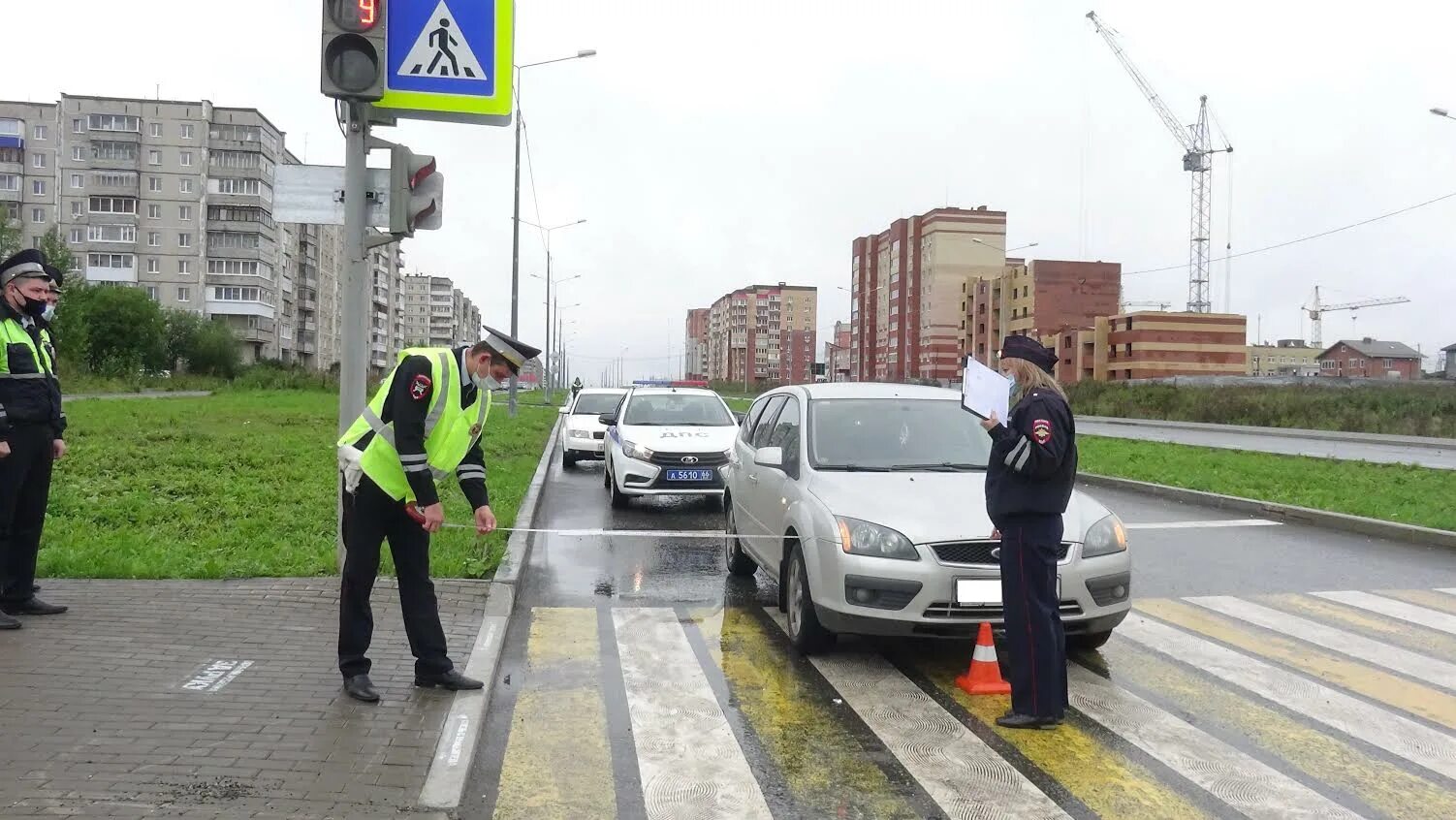 Чуть не попал в аварию. Регулируемый пешеходный переход на перекрестке. Пешеходное движение в городах авария.