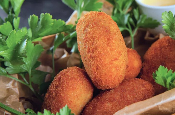 Крокеты куриные как готовить. Крокеты куриные. котлета с крокетами. крокеты из курицы. крокеты с курицей.