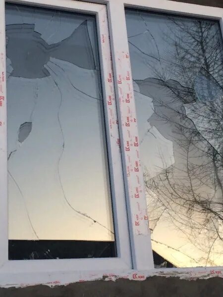 Сломанное пластиковое окно. Разбитое пластиковое окно. разбитые стеклопакеты. разбитое окно стекла. треснутый стеклопакет в пластиковом окне.