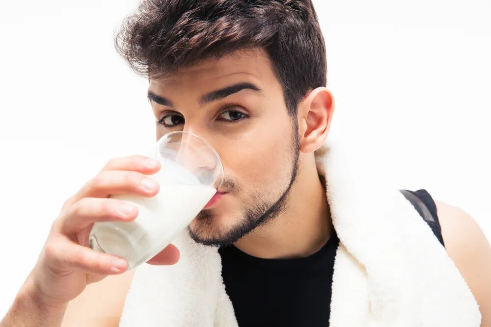 Человек пьет молоко. Молоко у мужчин. Человек с молоком. Человек кефир.