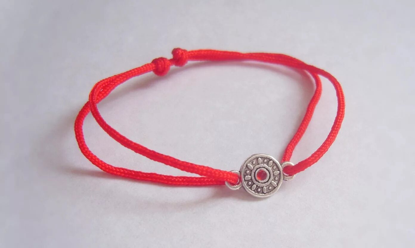 Красный браслет знак бесконечности от сглаза. Красная нить со. Браслет красной израильской нити. Браслет бесконечность золото 585. Знак бесконечности на красной нити.