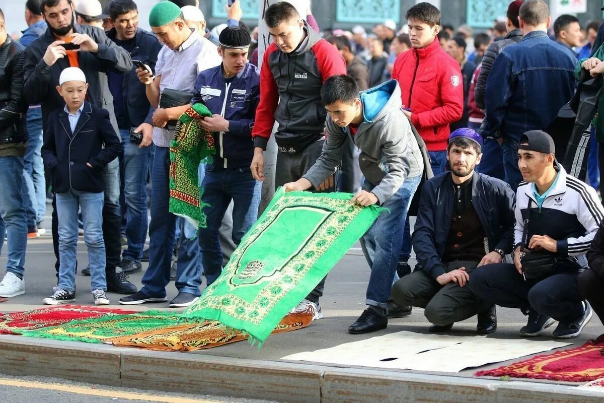 Ураза в чечне. Ураза байрам. С праздником мусульман Ураза байрам. Мусульманский праздник в Москве. Ураза байрам в Москве.