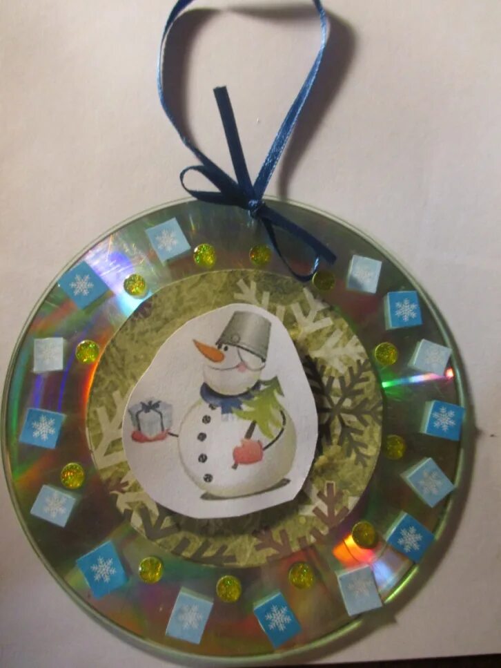 бычок из диска поделка. поделки из дисков на новый год. игрушка из компакт дисков. новогодняя игрушка из дисков. новогодние украшения из дисков.