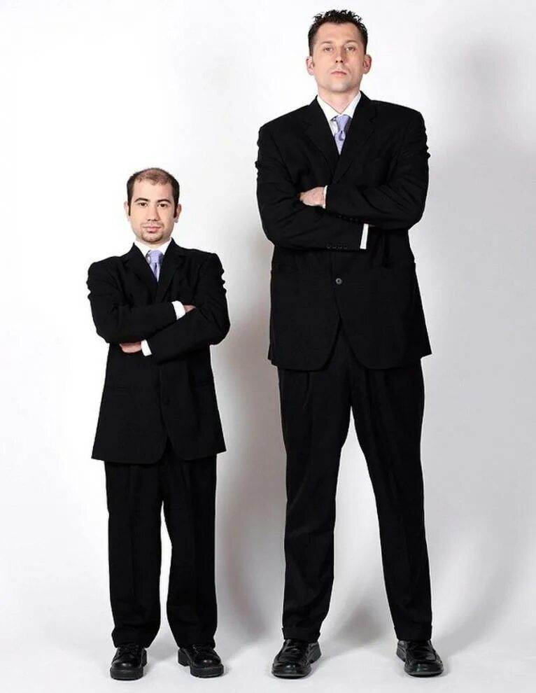 Невысокий человек. Высокий и низкий человек. Высокий человек и низйки. Низкий рост.