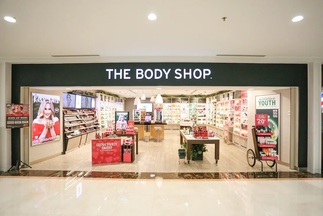 Body store. The body shop магазин. Body shop фото магазинов. Магазин косметики body. Первый магазин the body shop.