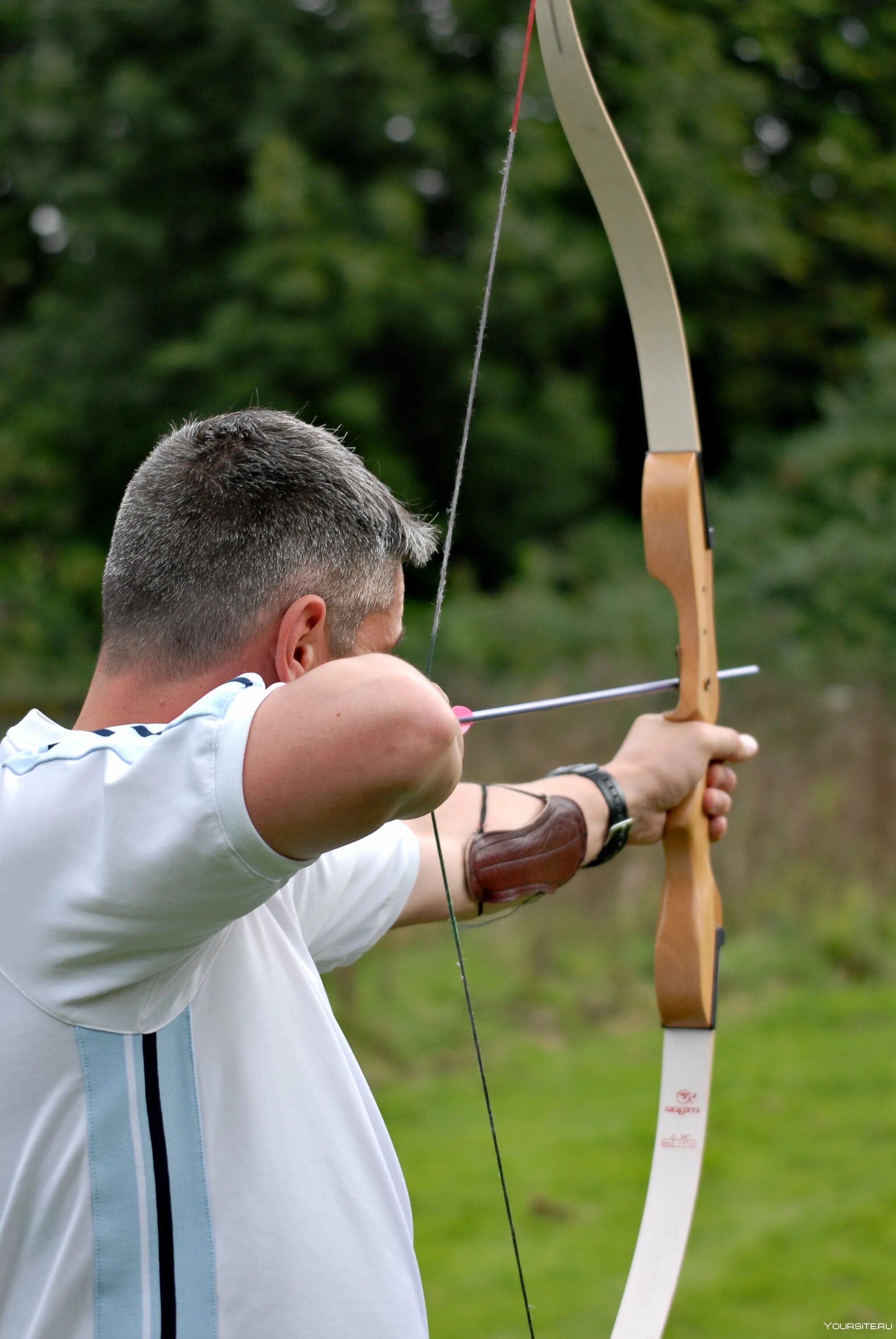 Включи видео лук. Archery m109e. Лук «Арчер». Стрельба из лука. Лук и стрелы.