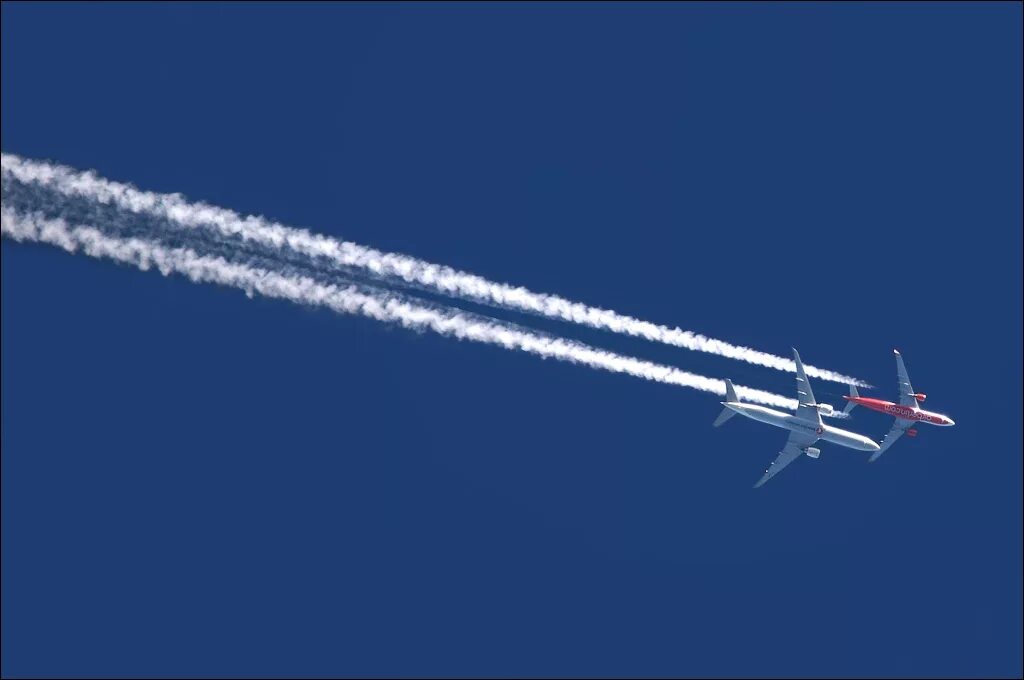 Почему самолет оставляет белый след. Инверсионный след airbus a340. инверсионный след боинг 747. инверсионный(конденсационный) след. инверсионный след су 27.