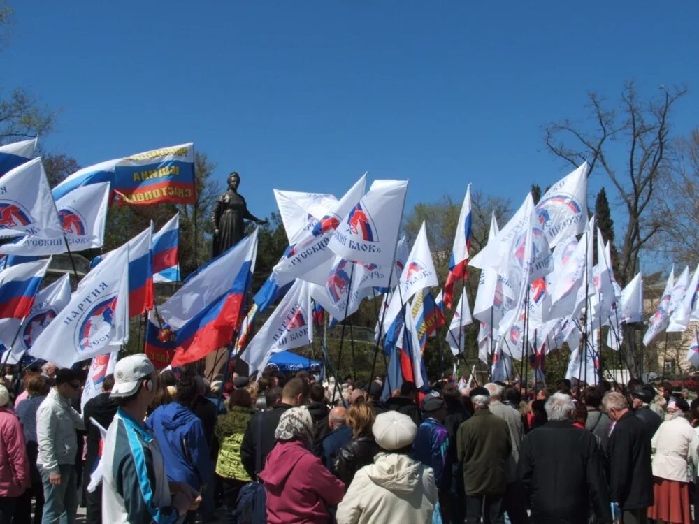 Присоединение севастополя к россии. Присоединение Крыма. Митинг в Севастополе 2014. Присоединение Крыма к России. Присоединения Крыма к России военные.