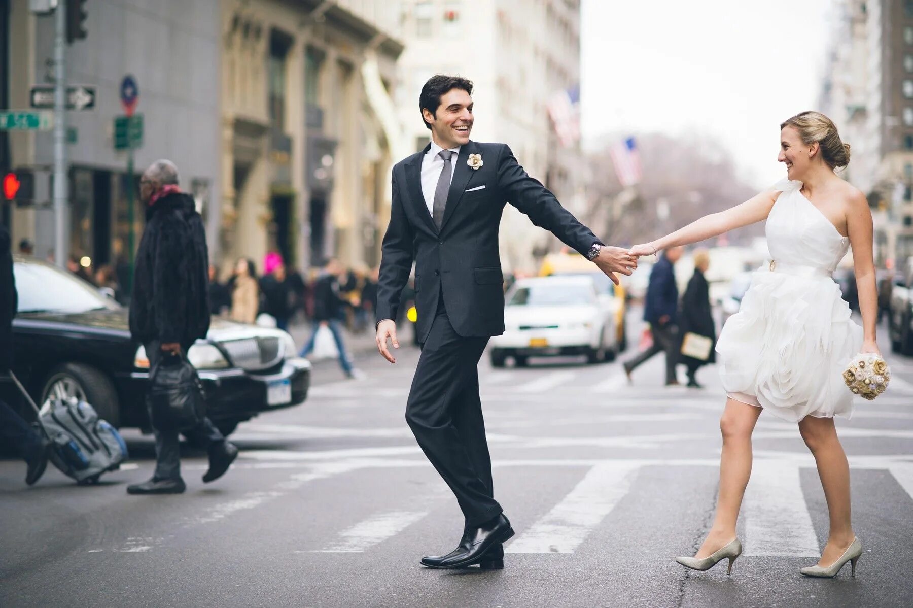Are going to get married. Свадебная фотосессия стрит. Свадьба в Нью Йорке. Свадебные фотосессии уличный стиль современный. Нью Йорк мероприятия свадьбы.