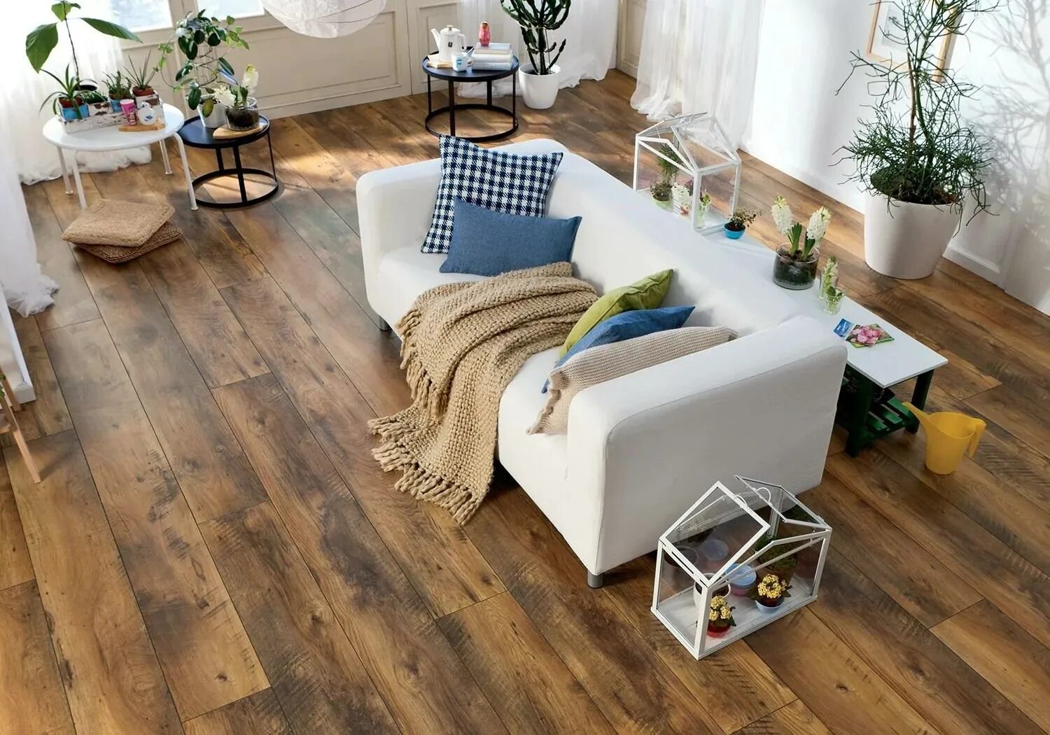 Рыжий ламинат в интерьере. Ламинат дуб интерьер. Ламинат kastamonu red дуб бьерн fp451. Ламинат дуб интерьер. Quick step ламинат 1538.