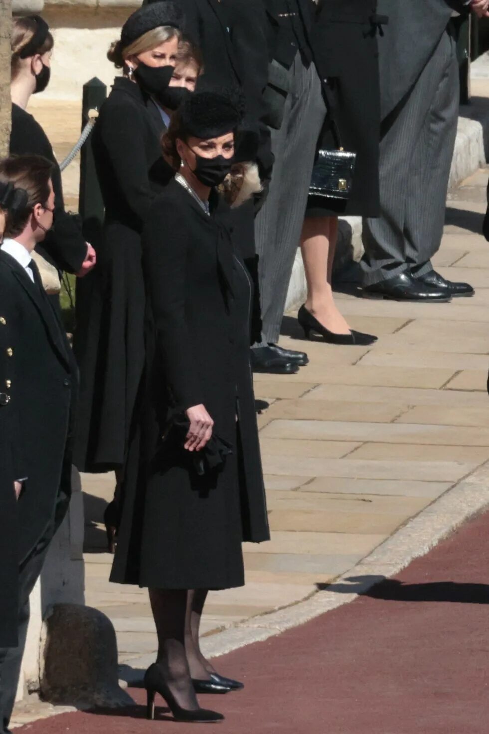 Kate Middleton на похоронах Филиппа. Кейт Миддлтон на похоронах Филиппа пальто. Кэтрин Кембриджская на похоронах принца Филиппа. Герцогиня Кэтрин на похоронах. Кейт миддлтон жива или умерла