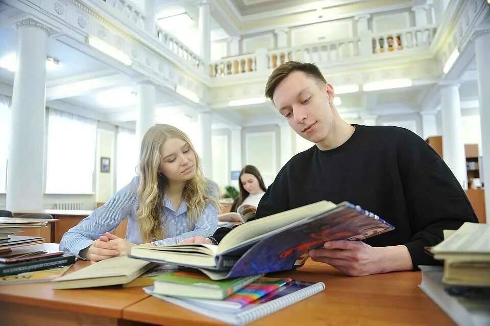 Студенты высших и средних. Студенты в вузе. университет студенты. учеба в институте. учеба в универе.