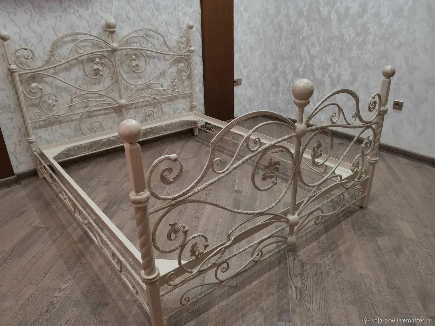 Кованый мастером. Вешалка настенная кованная. Скамейка ковка. Кованый мастером. Кованый мастером.