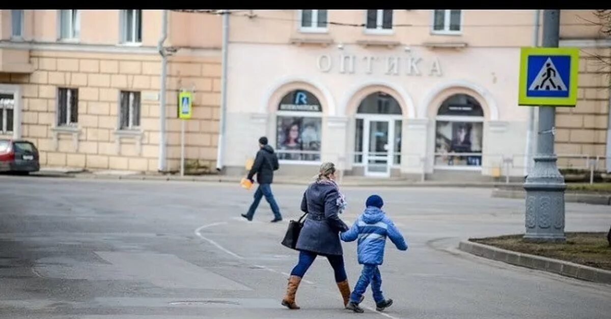 Переходит дорогу в неположенном месте. Пешеход в неположенном месте. Пешеход на проезжей части. Дети пешеходы.