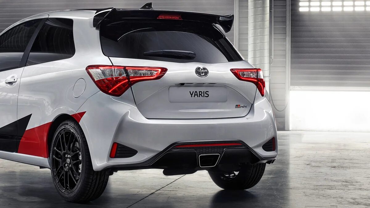 Toyota vitz 2018. Toyota Витц 2018. Toyota Yaris 2018. Витц Тойота 2018 спорт.