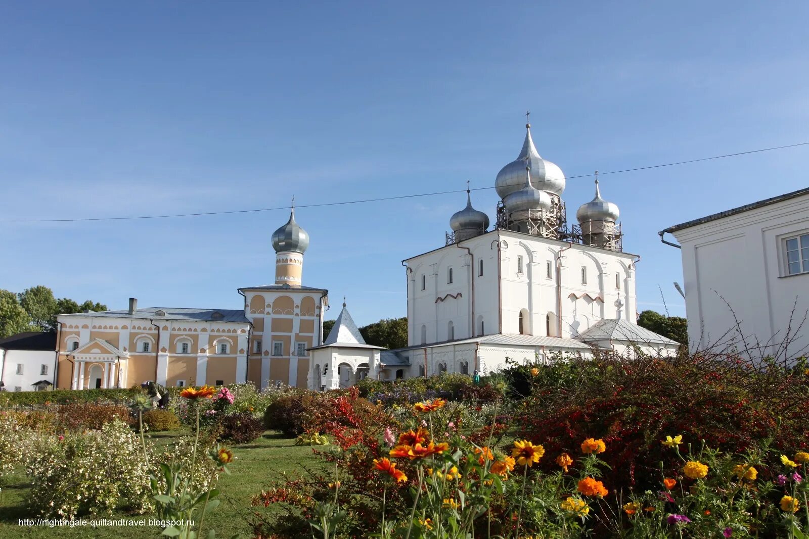 Новгородский детинец великий новгород. Великий новгород экскурсии из спб. Юрьев георгиевский монастырь. Вид на юрьев монастырь великий новгород. Тур великий новгород из спб.