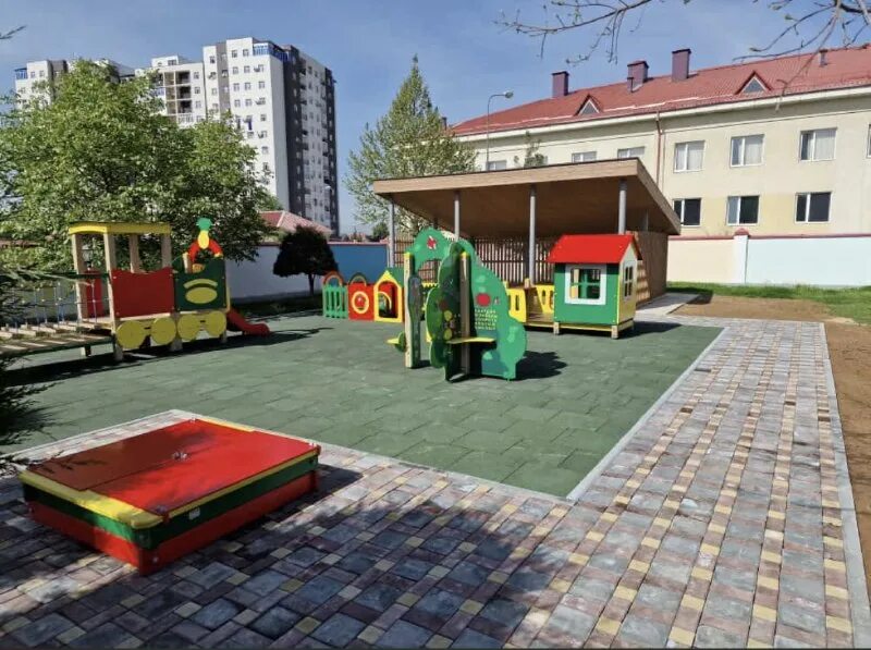 Строителей дом 16а первоуральск. Радужная д 9 управляющая компания. Воронцовский сквер в санкт-петербурге. Мемориал красная горка евпатория. Сквер у кинотеатра метеор.