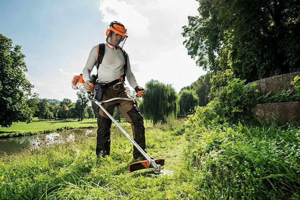 Штиль вакансии. Штиль ФС 250 кошение травы территории. Stihl FS 94. Триммер Stihl FS 94 C-E. Мотокоса Stihl FS 120.