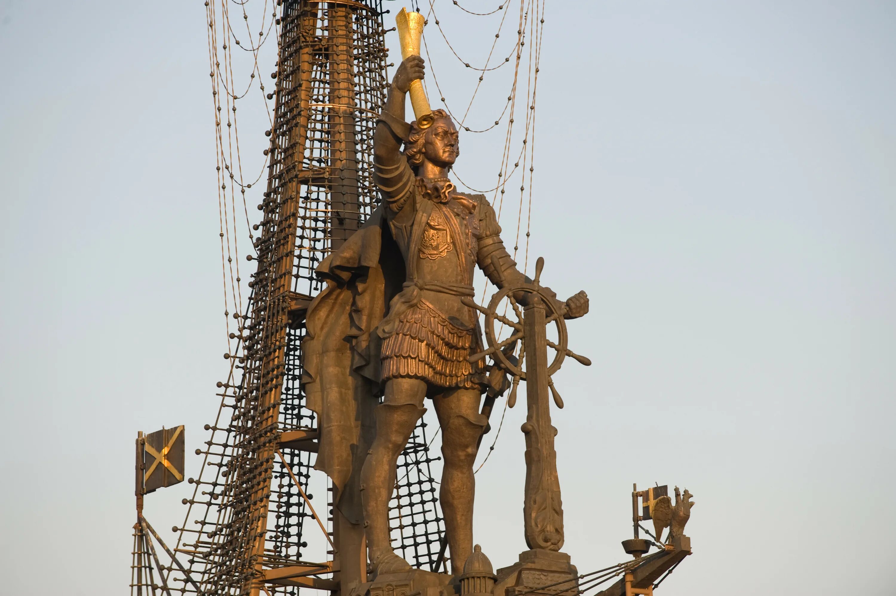 Первый созданный в россии памятник. Скульптура Петра 1 Церетели в Москве. Церетели памятник Петру 1.