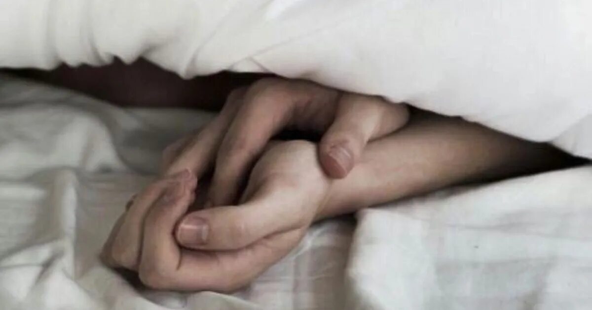 Влюбленные спят. Трогал под одеялом. Рука между ног. Просыпаться вместе. Ноги из под одеяла.