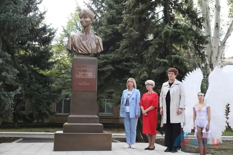 Луганск ,бюст доктор Глинка. Памятник Елизавете Глинке в Луганске. Памятник доктору лизе