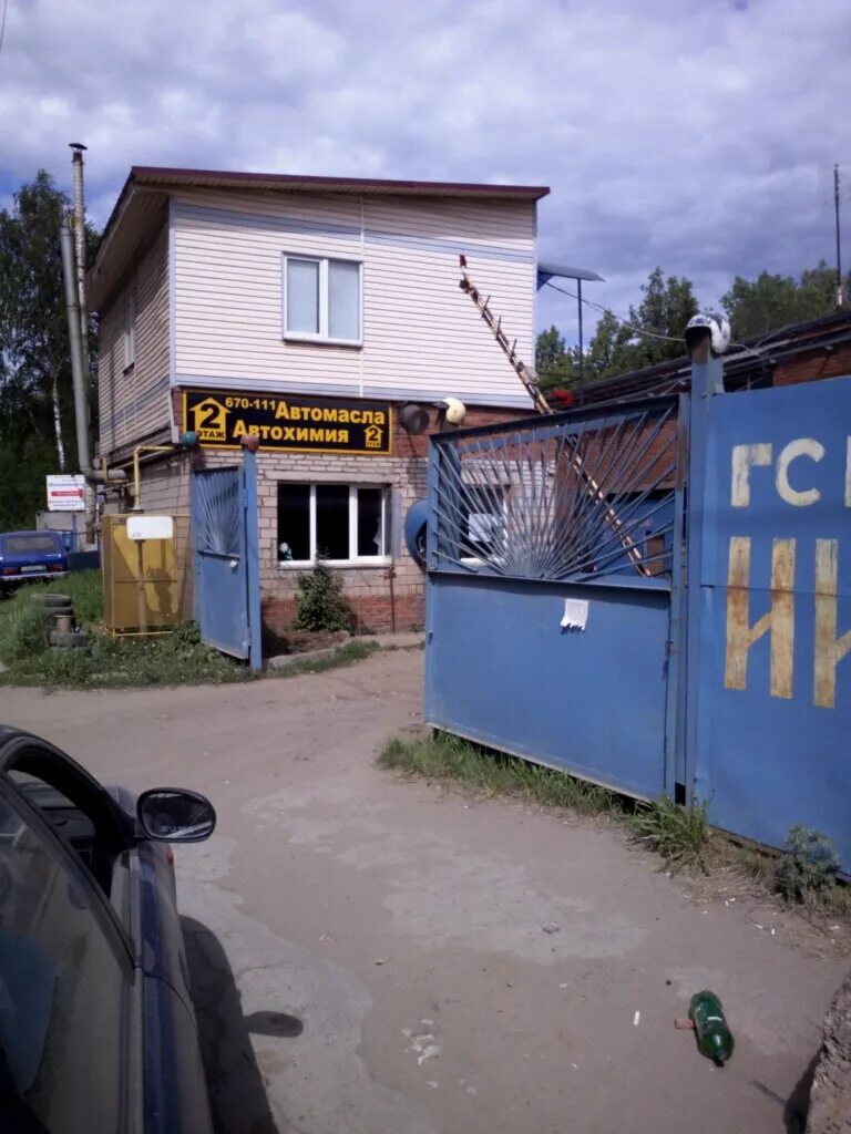 Иж 412 028 гнилой. Иж в гараже. Izh garage ижевск. Гск газовик ижевск воткинское шоссе. Гараж магазин автозапчастей.