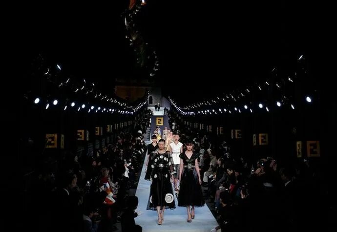 Fendi 2007. Показ фенди 2007 на китайской стене. Показ фенди 2007 на китайской стене. Fendi показ на великой китайской стене. Показ мод на китайской стене.