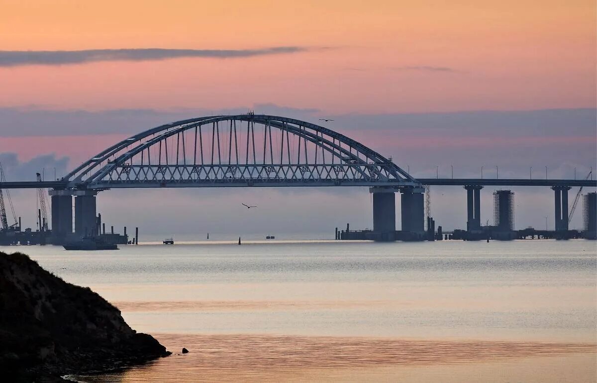 Крымский мост Керчь. Крымский мост Керчь фото. Судоходство Крымский мост. Кирим мост. Крымский мост является самым длинным в россии