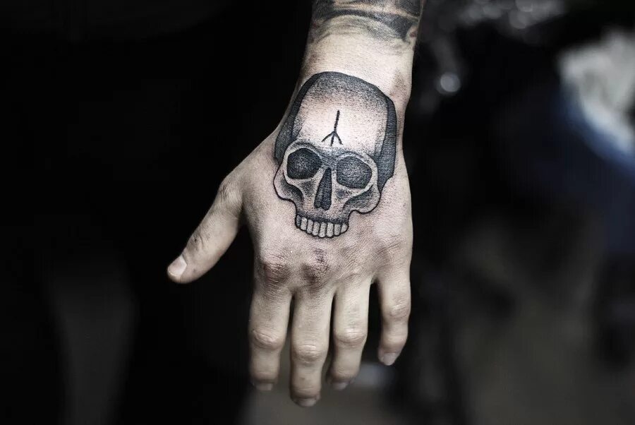 татуировки на кисти. маленькая тату на кисти мужская. тату ласточки на руке. тату на кисть для мужчин маленькие. тату на кисть для мужчин маленькие.