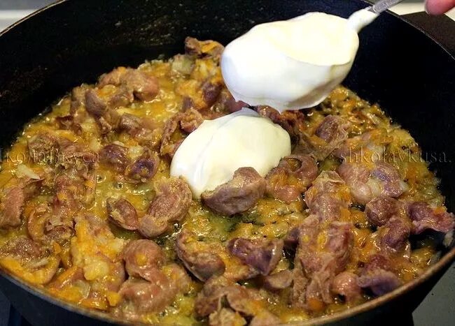 Желудки куриные в сметане с морковью. Приготовить куриные желудки. блюда из куриных желудочков. куриные пупки блюдо. тушеные куриные желудки.