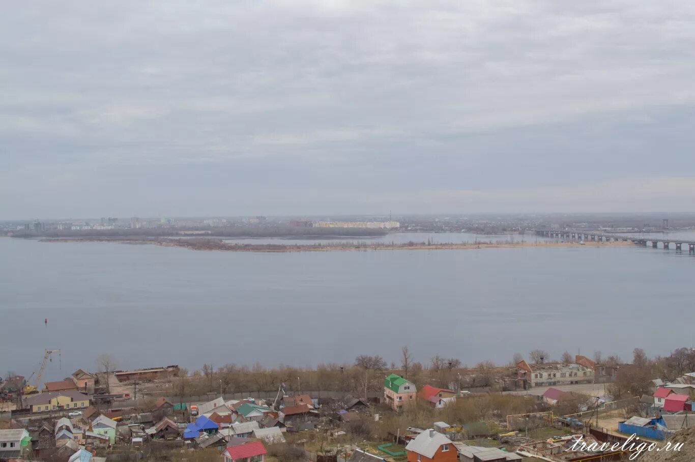 Смотровая площадка Саратов Соколовая гора. Затон Саратов. Поселок Затон Саратов. Вид на Затон с Соколовой горы Саратов.