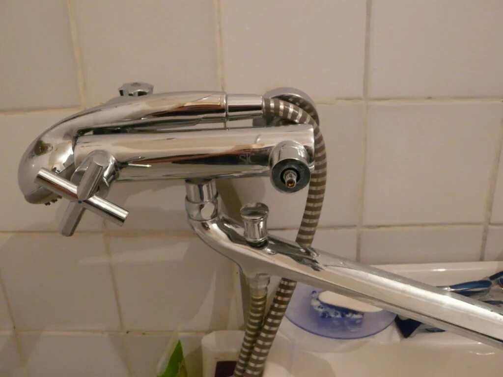 Как снять смеситель с ванны. Sensea alao смеситель. смеситель vidima маховик без винта. esko смеситель для ванны разобрать. как разобрать кран sensea.