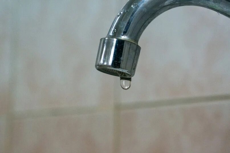 Горячая вода. Отключили воду алматы. Кран с водой. Отключили воду алматы. Отключили воду.