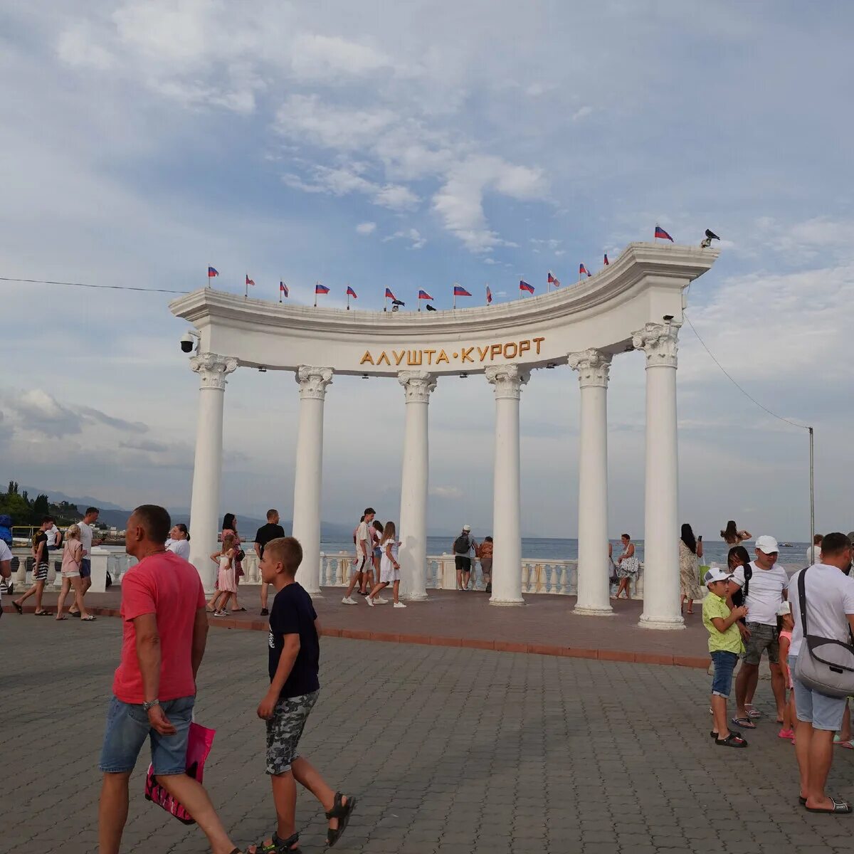 Набережная алушты 2022. Центральная набережная алушты 2024. Алушта. Когда день алушты 2024. Алушта городской пляж.