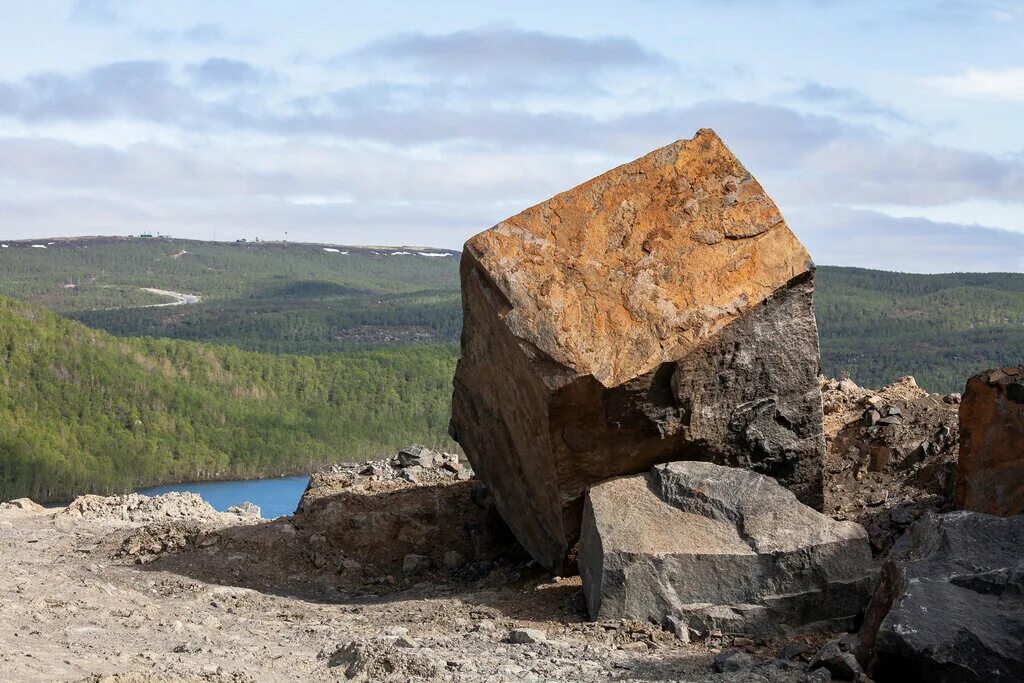 Гонит камень. Мурманск камни. Валитов камень. Инкермановский камень. Карьер блочного камня.