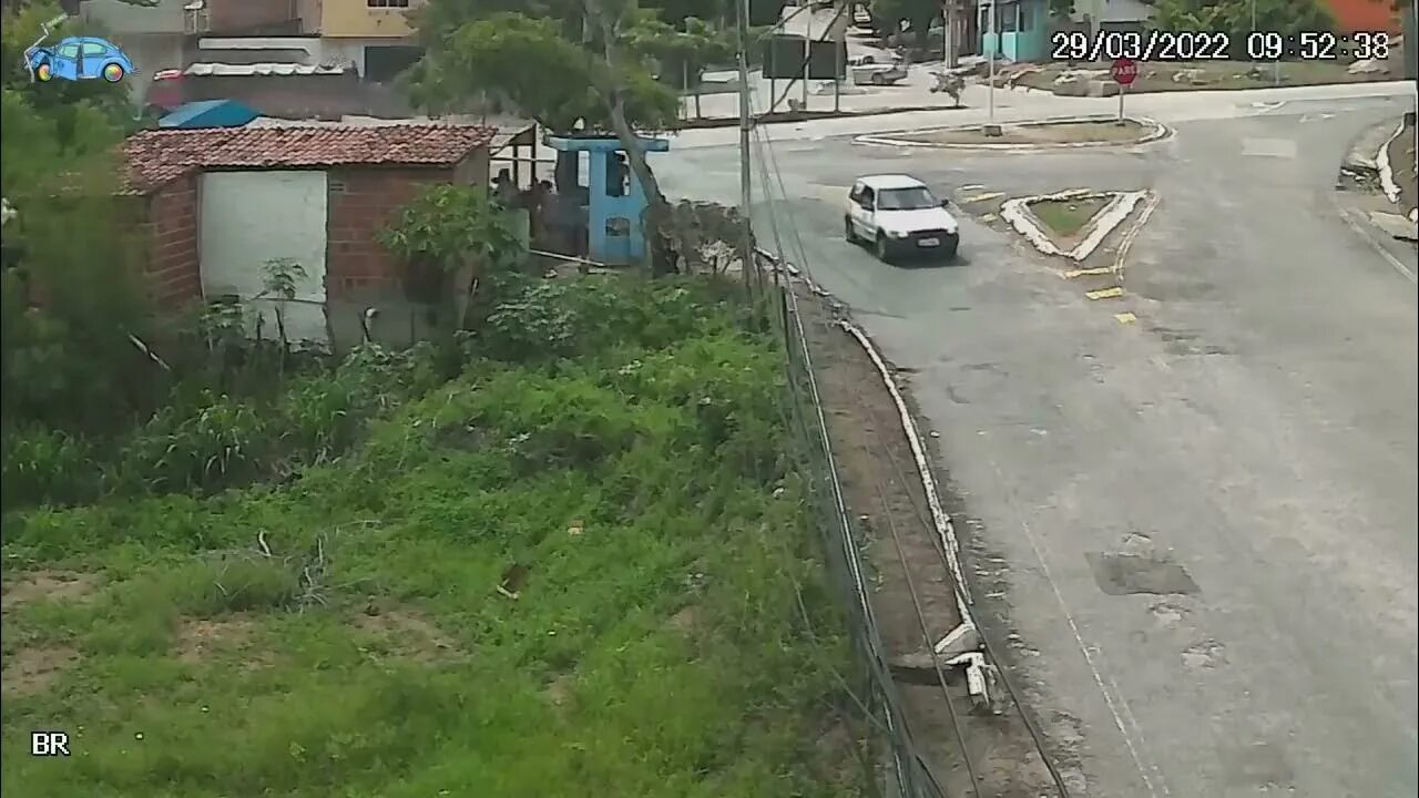 Дороги Бразилии. Поломанный мотоциклист на дороге на дороге в крови.