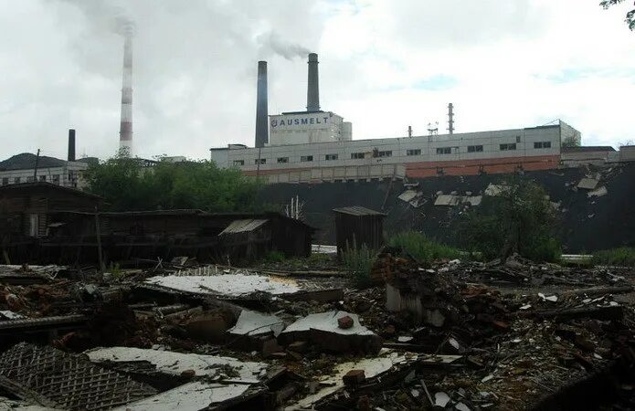 Завод грязь. Загрязнение почвы промышленными предприятиями. заводы загрязняют почву. промышленные предприятия загрязняют почву. грязный завод.