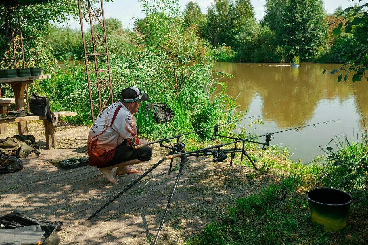 Рыболовный остров усадьба на каширском шоссе. Клевое место верхний пруд. Остров рыбалка молоково. Рыболовная усадьба остров беседки. Остров рыбалка молоково.