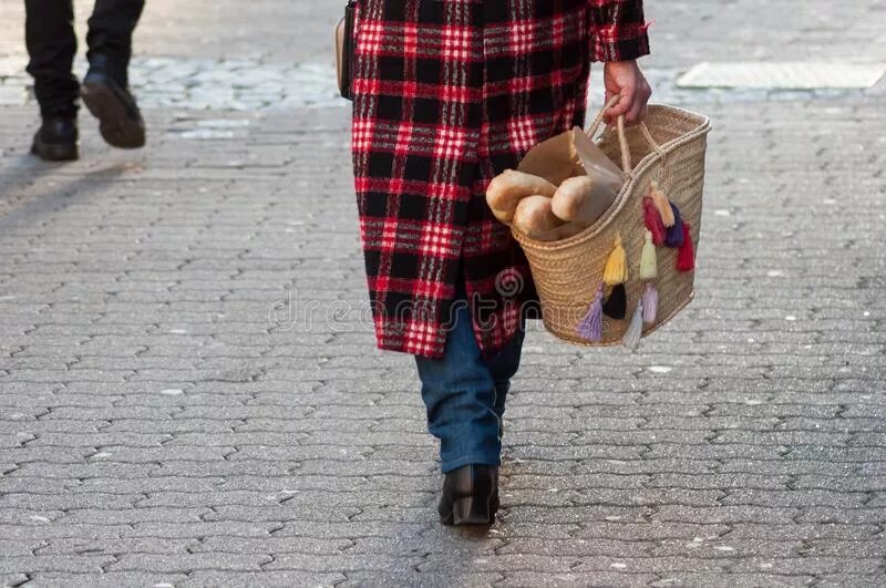 Человек идет за хлебом. Чел идет с хлебом. Люди с хлебом на улице. Человек идет по улице с хлебом. Человек с хлебом в сумке.