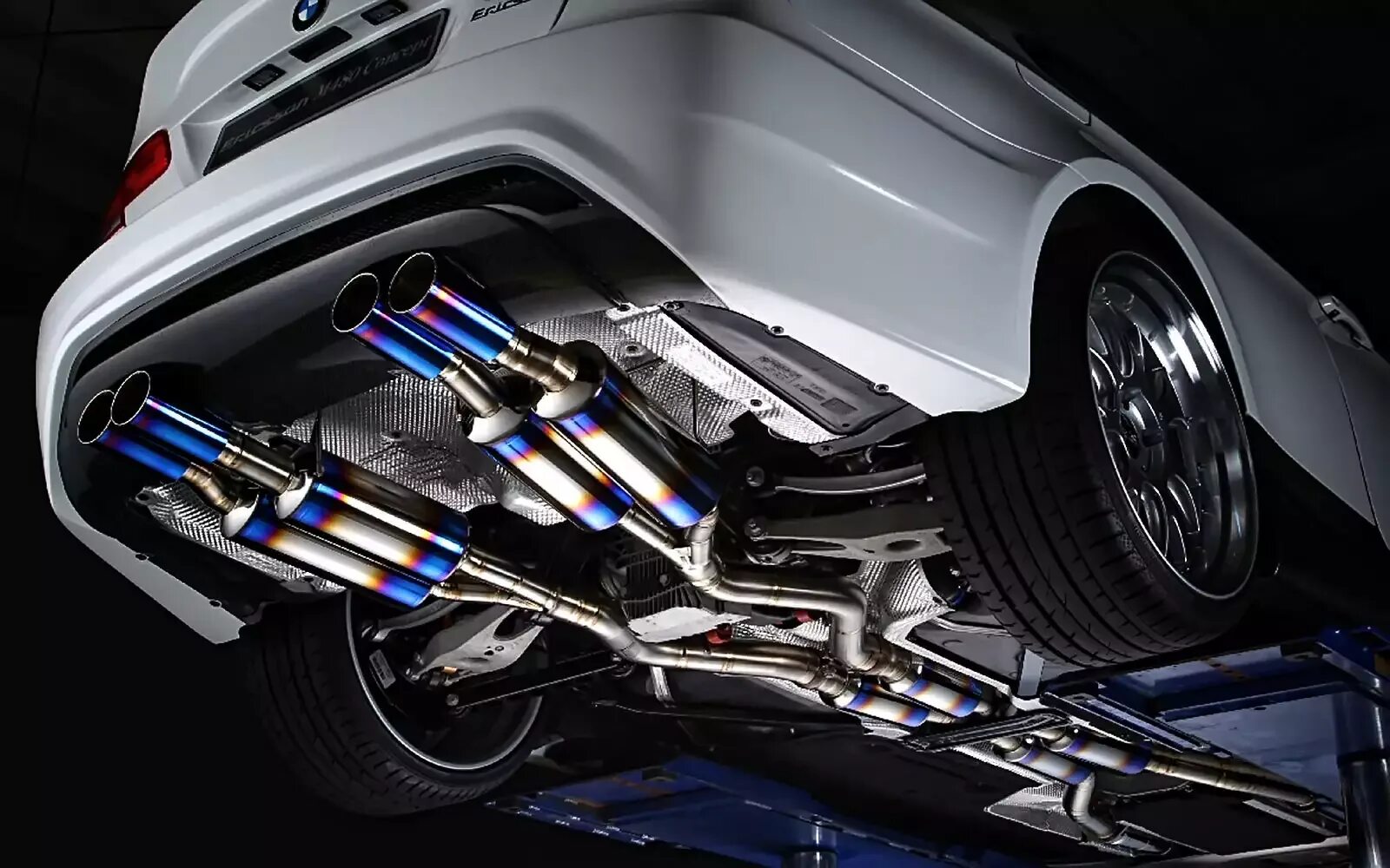 Ремонт глушителей в нижнем новгороде. Выхлопная система машины. BMW g30 m Performance Exhaust. Тюнингованная выхлопная система. Выхлопная труба автомобиля.