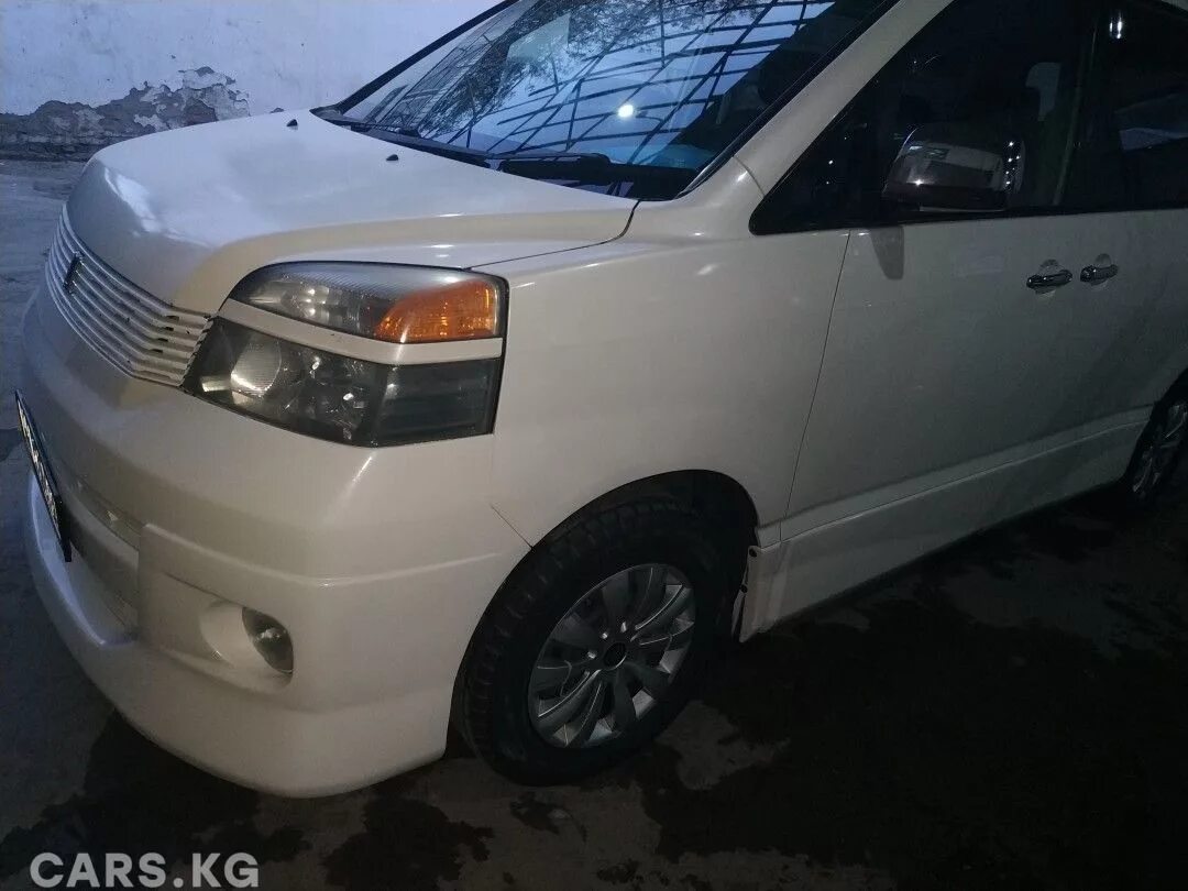 Тойота Вокси 2004. Тойота Вокси 2004 белый. Toyota Voxy 1 поколение. Бампера Voxy 2002.